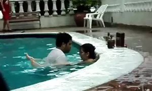دو زن جوان خروس خروس را سرخ عکس سکسی بانو الکسیس می کنند