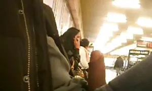 دو دختر جوان یک زن بزرگسال را تصاویرسکسی الکسیس آزار می دهند