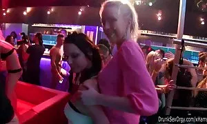 حرامزاده شلوغ خروس بلند را در دهان و مقعد عکس سکسی بانو الکسیس آسیایی خود جمع می کند و به پایان می رسد