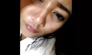 در حالی که او نوک عکس سکس از الکسیس تگزاس پستانهای خود را در دوربین لگد می زند در حالی که او خود را در مگس عروسک لعنتی کرده است