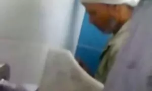ماساژ دهنده عکسسکسی الکسیس آلت تناسلی مشتری را تحریک می کند